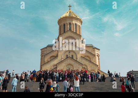 Die Sameba-Kathedrale in Tiflis, Georgien, erhebt sich majestätisch mit ihrer goldenen Kuppel. Dieses Bild fängt seine große... Stockfoto