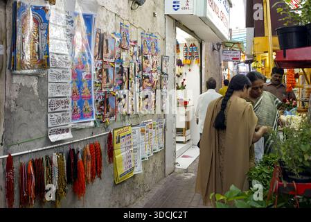 Pooja-Geschäft in der Shiva-Tempellinie in Bur Dubai, Dubai, Vereinigte Arabische Emirate Stockfoto