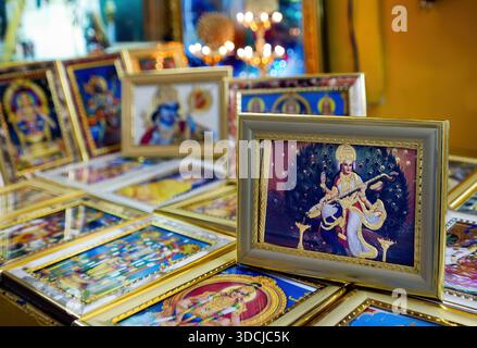 Pooja-Geschäft in der Shiva-Tempellinie in Bur Dubai, Dubai, Vereinigte Arabische Emirate Stockfoto