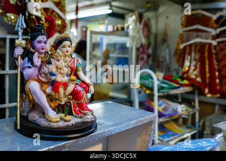Pooja-Geschäft in der Shiva-Tempellinie in Bur Dubai, Dubai, Vereinigte Arabische Emirate Stockfoto