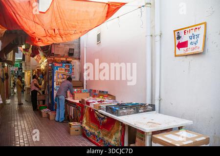 Pooja-Geschäft in der Shiva-Tempellinie in Bur Dubai, Dubai, Vereinigte Arabische Emirate Stockfoto