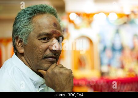Der Priester sieht den Shiva-Tempel in Bur Dubai, Dubai, Vereinigte Arabische Emirate Stockfoto
