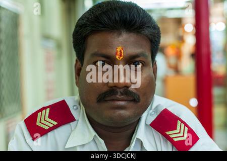 Der Sicherheitsbeamte sieht den Shiva-Tempel in Bur Dubai, Dubai, Vereinigte Arabische Emirate. Stockfoto