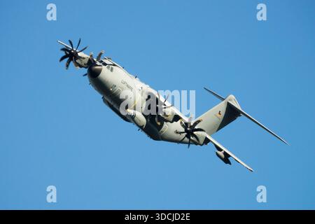 Airbus A400M Atlas Deutsche Militärverteidigungskräfte, Propellerflugzeug fliegt Stockfoto