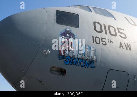 Nose Art auf einem US Air Force C-17 Globemaster III Transportflugzeug aus dem 105. Airlift-Flügel mit dem „Sentinel“-Motiv und der Hecknummer 105 Stockfoto