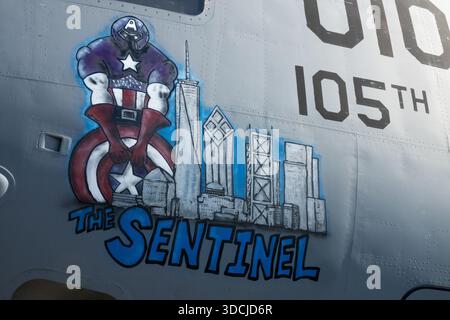 Nose Art auf einem US Air Force C-17 Globemaster III Transportflugzeug aus dem 105. Airlift-Flügel mit dem „Sentinel“-Motiv und der Hecknummer 105 Stockfoto