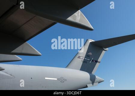 Details zum Heckteil eines C-17 Globemaster III Transportflugzeugs der US Air Force aus dem 105. Airlift-Flügel Stockfoto