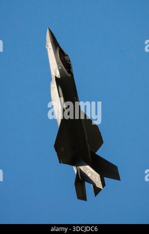 Dynamische Luftaufnahme eines Lockheed Martin F-35 Lightning II Stealth Kampfjets in einem steilen Anstieg gegen einen klaren blauen Himmel der US Air Force USAF Stockfoto