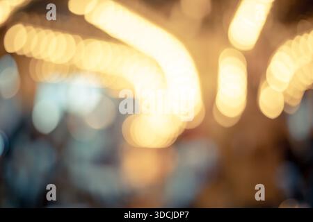 Foto von sanften orangefarbenen und gelben Bokeh-Lichtern, die einen warmen abstrakten Hintergrund bilden. Defokussierte leuchtende Kreise sorgen für eine gemütliche und elegante Stimmung, ideal für d Stockfoto