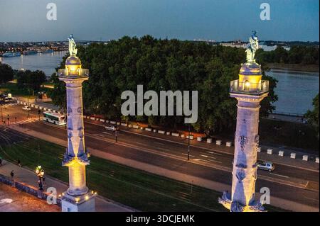Blick auf die Stadt Bordeax von einem Riesenhagel in der frühen Evengung. Stadtlichter mischen sich mit der blauen Stunde. Stockfoto