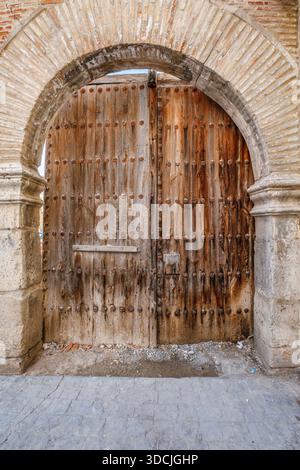 Alte Rustikale Holztür Unter Dem Ziegelbogen Im Spanischen Dorf Stockfoto