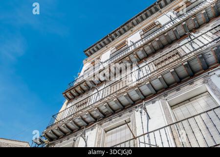 Niedriger Blick Auf Das Alte Apartmentgebäude Mit Traditionellen Balkonen Stockfoto