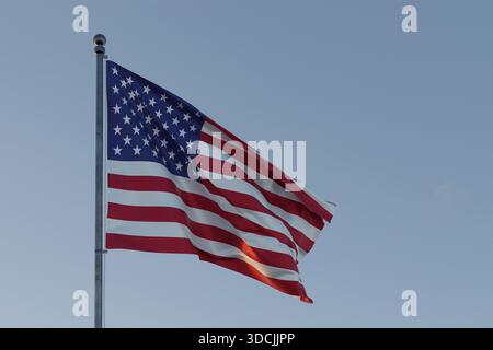 Amerikanische Flagge, die im Wind fliegt und Demokratie, Unabhängigkeit und nationale Identität repräsentiert. Stockfoto