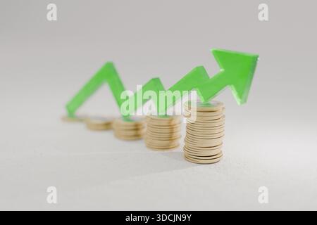 Steigende Münzstapel mit grünem Pfeildiagramm, das Wirtschaftswachstum, Investitionserfolg, finanziellen Fortschritt, Vermögensaufbau und Geschäftsentwicklung anzeigt Stockfoto