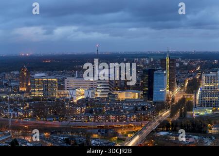 Blick auf die Lichter der Stadt, die unter einem bewölkten Himmel glitzern, mit Gebäuden, die das letzte Licht der Dämmerung reflektieren und ein hübsches Bild malen: Den Haag, South Ho Stockfoto