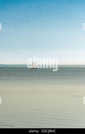 Blick auf ein einsames Segelboot, das über das ruhige, silbrige Meer unter einem weiten, blassblauen Himmel gleitet, eine ruhige maritime Szene, Arcachon, Frankreich. Stockfoto
