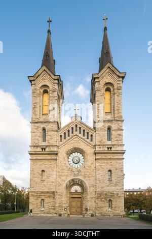 Blick auf die Alexander-Newski-Kathedrale erhebt sich hoch vor einem klaren blauen Himmel, ihre Steinfassade und die zwei Türme schaffen einen beeindruckenden Kontrast, Tallinn, Har Stockfoto