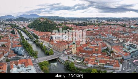 Aus der Vogelperspektive auf die Mur, die sich durch die Stadt schlängelt, gekrönt vom Schlossberg und seinen Befestigungsanlagen, Graz, Steiermark, Österreich. Stockfoto