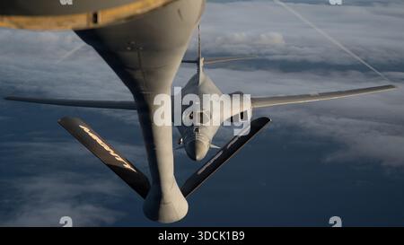 Ein B-1B-Lancer der U.S. Air Force bereitet sich darauf vor, hinter einem KC-135 Stratotanker während einer Bomberflugdemonstration über dem U.S. Southern Command Area von zu tanken Stockfoto