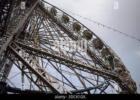 Nahaufnahme des mehrfarbigen Riesenrads während Dussehra Mela in Delhi, Indien. Unteransicht des Riesenradschwenkens. Riesenrad mit farbenfrohen Kabinen durin Stockfoto
