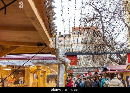 Budapest, Ungarn - 24. Oktober 2025: Holzbuden und festliche Dekoration auf dem Weihnachtsmarkt der Adventsbasilika Stockfoto