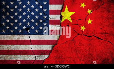 Zerrissene und verwitterte Fahnen der USA und Chinas Seite an Seite, die politische Spannungen, Handelskonflikte oder diplomatische Beziehungen zwischen den beiden symbolisieren Stockfoto