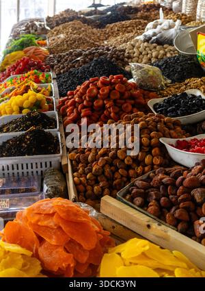 Marktstand mit einer Fülle von süßen getrockneten Früchten wie Mangos, Papayas, Aprikosen, Datteln und Pflaumen, Chorsu Basar, Taschkent, Usbekistan Stockfoto