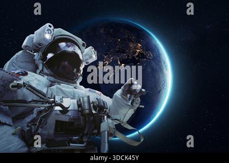 Der Astronaut schwimmt im Weltraum mit der beleuchteten Erde im Hintergrund und zeigt Weltraumforschung, Technologie und die Schönheit unseres Planeten Stockfoto
