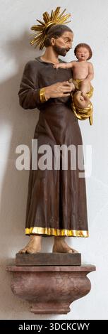 BAD REICHENHALL, DEUTSCHLAND - 8. SEPTEMBER 2025: Die geschnitzte polychrome Statue des hl. Josef in der Kirche St. Johannes Spitalkirche wahrscheinlich Stockfoto