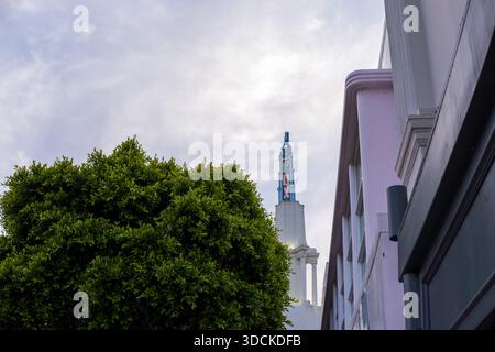 Fox Theater Westwood Village Tower erhebt sich über Bäumen und pastellfarbenen Gebäuden, Los Angeles, Kalifornien, USA Stockfoto
