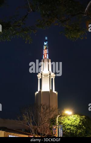 Beleuchteter Fox Theater Westwood Village Turm bei Nacht vor dunklem Himmel, Los Angeles, Kalifornien, USA Stockfoto