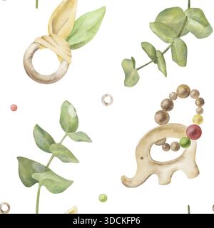 Ein nahtloses Muster mit umweltfreundlichen Babyspielzeugen aus Holz: Eine Elefantenrassel, ein Beißring mit Hasenohren und Eukalyptus. Handgezeichnetes Aquarell Stockfoto