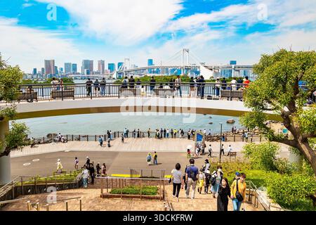 ODAIBA, JAPAN, 03. MAI 2023: Die Insel ist durch die Regenbogenbrücke mit Tokio verbunden. Odaiba ist eine große künstliche Insel in der Bucht von Tokio. Lieblingsplatz für Spaziergänge von Bürgern Stockfoto