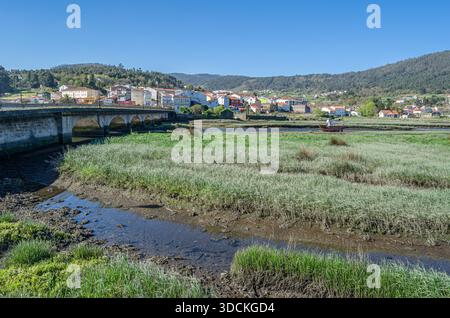 Blick auf den Fluss Traba und die Mündung Muros und Noya in der Stadt Noya (Noia), Provinz A Coruna, Galicien, Nordwesten Spaniens Stockfoto