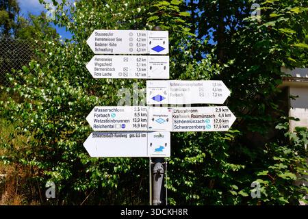 Wegweiser für Wanderwege in Forbach, Schwarzwald, Deutschland mit Wegbeschreibungen und Entfernungen zu nahe gelegenen Zielen Stockfoto