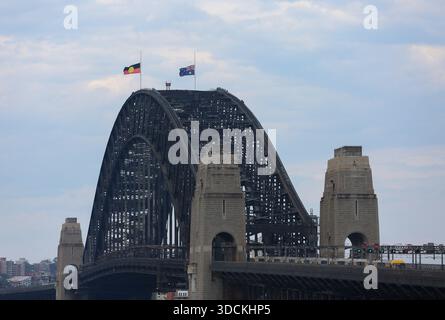 Sydney. Dezember 2025. Flaggen fliegen am Halbmast auf der Harbour Bridge, um die Opfer des tödlichen Terroranschlags am Bondi Beach eine Woche zuvor in Sydney, Australien, zu ehren, dem 21. Dezember 2025, dem Nationalfeiertag der Reflexion. Quelle: Ma Ping/Xinhua/Alamy Live News Stockfoto