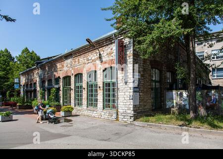 Ehemaliges Industriegebäude, heute Restaurant, im Stadtteil Telliskivi in Tallinn, Estland Stockfoto