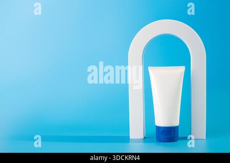 Creme Hautpflege Kosmetik Art Deco Bogenpodium Podium Standfuß. Modischer geometrischer Bogen für Produktpräsentation, Lotion, Feuchtigkeitspflege. Minimales TEM Stockfoto
