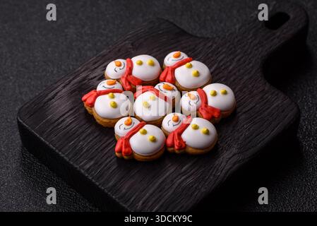 Lebkuchen, Weihnachtskekse und dekorative Weihnachtsgebäck. Weihnachtskuchen als Kulisse für Ihr Design Stockfoto