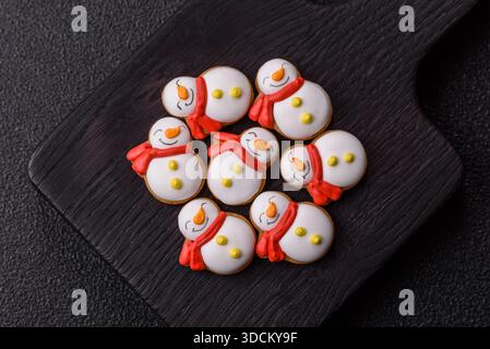 Lebkuchen, Weihnachtskekse und dekorative Weihnachtsgebäck. Weihnachtskuchen als Kulisse für Ihr Design Stockfoto