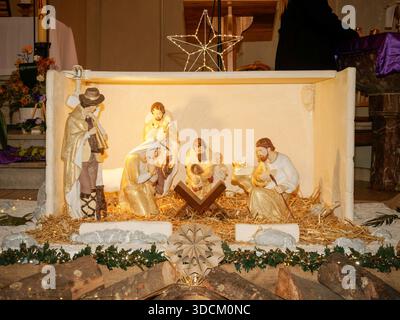Weihnachtskrippe mit dem Baby Jesus, Maria und Joseph in einer Kirche, traditionelle christliche Darstellung der Geburt. Stockfoto