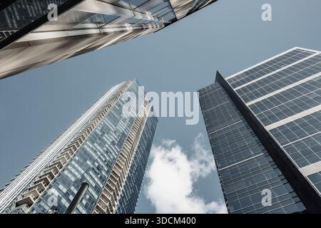 Flacher Blick auf drei moderne Gebäude, Financial District, Toronto, Ontario, Kanada Stockfoto
