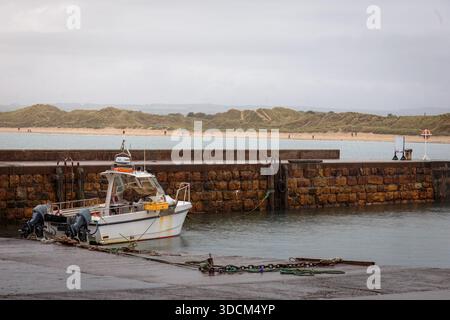 Ein kleiner Fischerhafen in der Beadnell Bay an der Küste von Northumberland, September 2025 Stockfoto