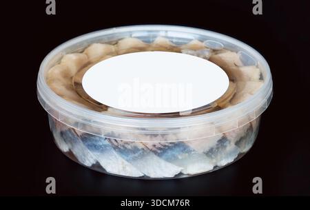 Packung Heringsfilet in Öl, isoliert in schwarz Stockfoto