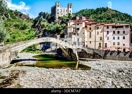 Ponte Vecchio Steinbrücke über den Fluss Nervia im mittelalterlichen Dorf Dolceacqua, Ligurien, Italien. Stockfoto