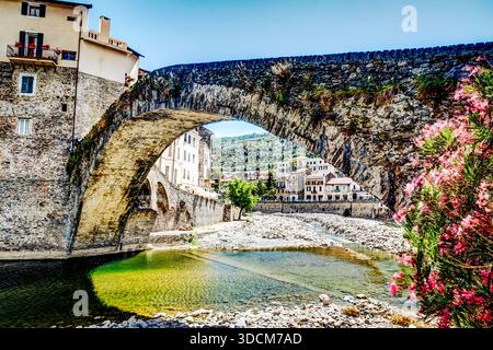 Ponte Vecchio Steinbrücke über den Fluss Nervia im mittelalterlichen Dorf Dolceacqua, Ligurien, Italien. Stockfoto