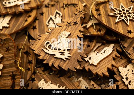 Rustikale Urlaubsdekoration aus dunklem Naturholz. Stockfoto