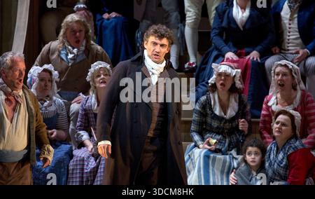 In der Halle des Revolutionären Tribunals vor Gericht: Jonas Kaufmann (Andrea Chenier) in ANDREA CHENIER an der Royal Opera, Covent Garden, London WC2 20/01/2015 Musik: Umberto Giordano Libretto: Luigi IIllica Dirigent: Antonio Pappano Design: Robert Jones Kostüme: Jenny Tiramani Beleuchtung: Adam Silverman Choreographie & Bewegung: Andrew George Regisseur: David McVicar Stockfoto
