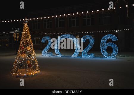 Frohes Neues Jahr 2026. Funkelnde brennende Zahlen Jahr 2026 mit schwarzem Hintergrund. Schönes Designelement. weihnachtsdekoration. Schneefall Mo Stockfoto