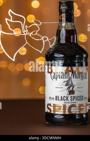 Lemberg, Ukraine - 23. Dezember 2025: Captain Morgan Black Spiced Rum mit Bokeh Lights Stockfoto